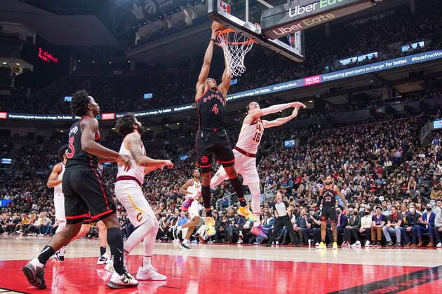 November 5, 2021, Toronto, ON, Canada: Toronto Raptors forward Scottie Barnes (4) dunks on Cleveland Cavaliers guard Darius Garland (10) during first half NBA, Basketball Herren, USA action in Toronto on Friday, November 5, 2021. Canada News - November 5, 2021  - ZUMAc35_ 20211105_zaf_c35_057 Copyright: xEvanxBuhlerx