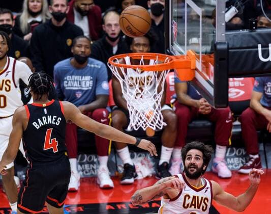 Cleveland Cavaliers guard Ricky Rubio of Spain (R) watches his shot miss the basket against the Toronto Raptors in the first half of their NBA, Basketball Herren, USA basketball game in Toronto, Canada, 05 November 2021. Cleveland Cavliers at Toronto Raptors !ACHTUNG: NUR REDAKTIONELLE NUTZUNG!  Copyright: xWARRENxTODAx AME5051 20211106-a832d0746e048646ccf835df362422e793d8a84f