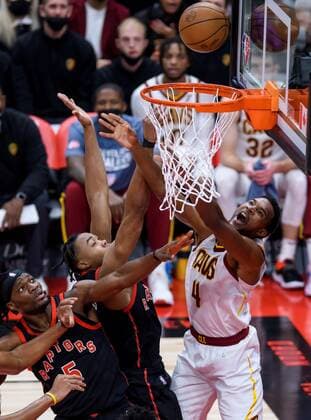 Cleveland Cavaliers center Evan Mobley (R) misses the basket in front of Toronto Raptors forward Precious Achiuwa of Nigeria (L) and forward Scottie Barnes (C) in the first half of their NBA, Basketball Herren, USA basketball game in Toronto, Canada, 05 November 2021. Cleveland Cavliers at Toronto Raptors !ACHTUNG: NUR REDAKTIONELLE NUTZUNG!  Copyright: xWARRENxTODAx AME5046 20211106-b2590c1ee8cd4517e6c3c60dd6eb2ae1b7806185