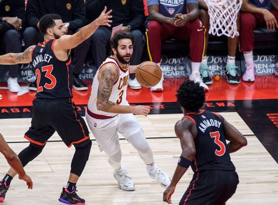 Cleveland Cavaliers guard Ricky Rubio of Spain (C) drives to the basket between Toronto Raptors guard Fred VanVleet (L) and forward Ogugua Anunoby of England (R) in the first half of their NBA, Basketball Herren, USA basketball game in Toronto, Canada, 05 November 2021. Cleveland Cavliers at Toronto Raptors !ACHTUNG: NUR REDAKTIONELLE NUTZUNG!  Copyright: xWARRENxTODAx AME5045 20211106-bd297fc61010f9e105fbb607f651d3aa2acf7deb