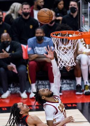 Cleveland Cavaliers guard Darius Garland (R) throws to the basket in front of Toronto Raptors forward Precious Achiuwa of Nigeria in the first half of their NBA, Basketball Herren, USA basketball game in Toronto, Canada, 05 November 2021. Cleveland Cavliers at Toronto Raptors !ACHTUNG: NUR REDAKTIONELLE NUTZUNG!  Copyright: xWARRENxTODAx AME5049 20211106-c657f934e4e727ab083500452b2f01593a557ff4