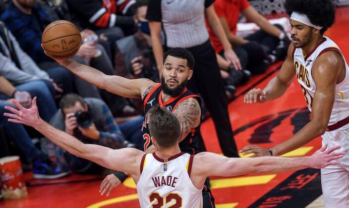 Toronto Raptors guard Fred VanVleet (C) looks to pass over Cleveland Cavaliers forward Dean Wade (front) in the first half of their NBA, Basketball Herren, USA basketball game in Toronto, Canada, 05 November 2021. Cleveland Cavliers at Toronto Raptors !ACHTUNG: NUR REDAKTIONELLE NUTZUNG!  Copyright: xWARRENxTODAx AME5042 20211106-e1cfdc84226bf9a11b8b79e28f0f66c3527d2fe0