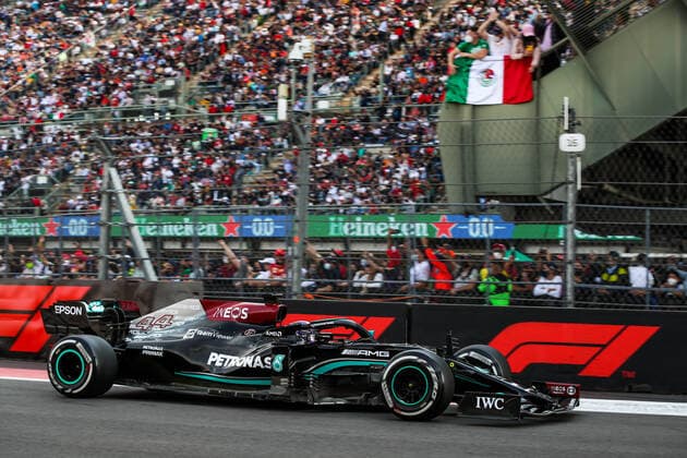 44 HAMILTON Lewis (gbr), Mercedes AMG F1 GP W12 E Performance, action during the Formula 1 Gran Premio De La Ciudad De Mexico 2021, Mexico City Grand Prix, 18th round of the 2021 FIA Formula One World Championship, WM, Weltmeisterschaft from November 5 to 7, 2021 on the Autodromo Hermanos Rodriguez, in Mexico City, Mexico - F1 - MEXICO CITY GRAND PRIX 2021 DPPI Panoramic  20211105_GOODEN_FG0D0031