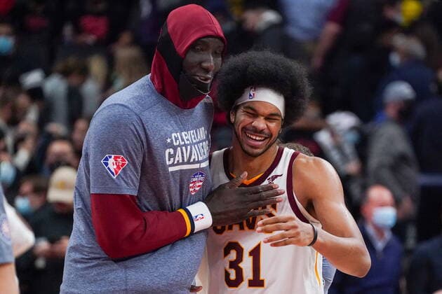 November 5, 2021, Toronto, ON, Canada: Cleveland Cavaliers centre Tacko Fall (99) and Cleveland Cavaliers centre Jarrett Allen (31) celebrate defeating the Toronto Raptors in NBA, Basketball Herren, USA action in Toronto on Friday, November 5, 2021. Canada News - November 5, 2021  - ZUMAc35_ 20211105_zaf_c35_087 Copyright: xEvanxBuhlerx