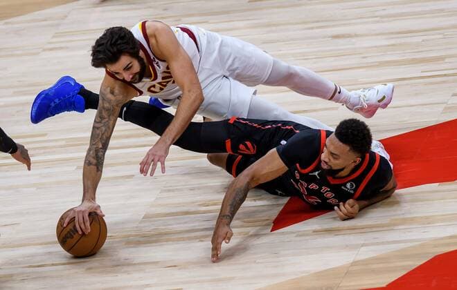Cleveland Cavaliers guard Ricky Rubio of Spain (top) reaches for a loose ball overtop of Toronto Raptors center Khem Birch of Canada, during a NBA, Basketball Herren, USA basketball game in Toronto, Canada, 05 November 2021. Cleveland Cavliers at Toronto Raptors !ACHTUNG: NUR REDAKTIONELLE NUTZUNG!  Copyright: xWARRENxTODAx AME5054 20211106-bf1de2cb64f5d0691e2e0a62870cd6eee57b0665