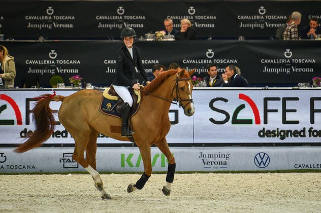 Bilder des Jahres 2021, Sport 11 November Sport Themen der Woche KW44 Sport Bilder des Tages Longines FEI Jumping World Cup 2021 CSI 5*- W Competition n.1 H. 1.45 in two phases Presented by Safe Riding& xA;first place Jessica Springsteen& xA; during the International Horse Riding Longines FEI Jumping World Cup 2021 on November 05, 2021 at the Fiera Cavalli in Verona, Italy Verona Italy  Copyright: xGiancarloxDallaxRivax livemedia-longines211105_npKYi