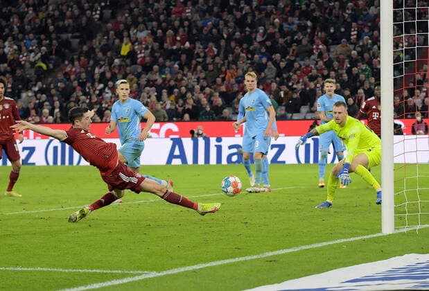 06 11 2021, xemx, Fussball 1 Bundesliga, FC Bayern Muenchen SC Freiburg emspor, v l Robert Lewandowski FC Bayern Muenchen Goal scored, scores the goal to 2 0 DFL DFB REGULATIONS PROHIBIT ANY USE OF PHOTOGRAPHS as IMAGE SEQUENCES and or QUASI VIDEO Muenchen