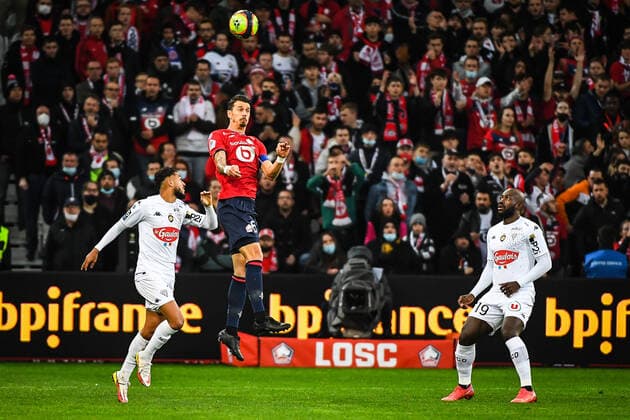 Jose FONTE of Lille and Stephane BAHOKEN of Angers FOOTBALL : Lille OSC vs Angers SCO - Ligue 1 Uber Eats - 06 11 2021 MatthieuMirville Panoramic 
