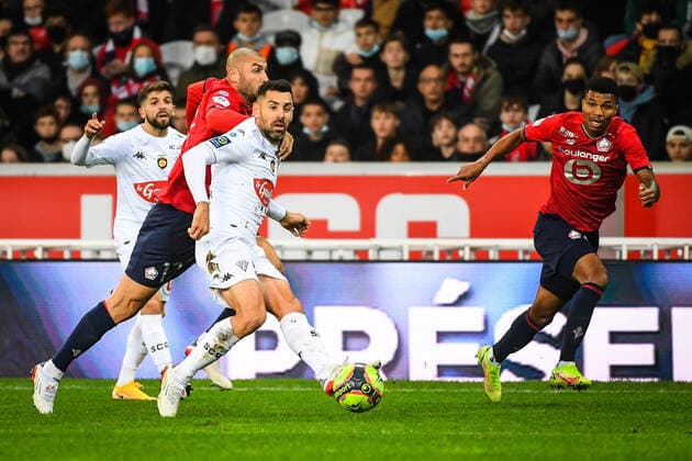 Thomas MANGANI of Angers and REINILDO of Lille FOOTBALL : Lille OSC vs Angers SCO - Ligue 1 Uber Eats - 06 11 2021 MatthieuMirville Panoramic 
