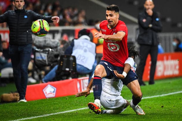 Zeki CELIK of Lille FOOTBALL : Lille OSC vs Angers SCO - Ligue 1 Uber Eats - 06 11 2021 MatthieuMirville Panoramic 
