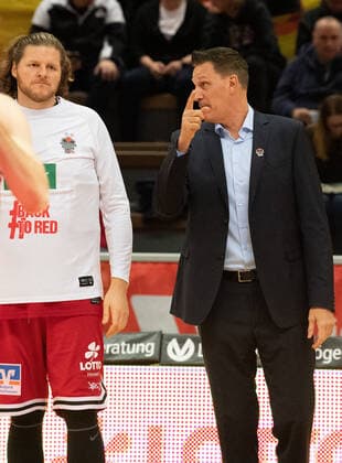 06 11 2021, xsltx, Basketball BBL Bundesliga, Giessen 46ers HAKRO Merlins Crailsheim emspor, v l John Bryant Center Jobstairs Giessen 46ers is tuned in by 46ers coach Pete Strobl for the game against Crailsheim DFL DFB REGULATIONS PROHIBIT ANY USE OF PHOTOGRAPHS as IMAGE SEQUENCES and or QUASI VIDEO Giessen