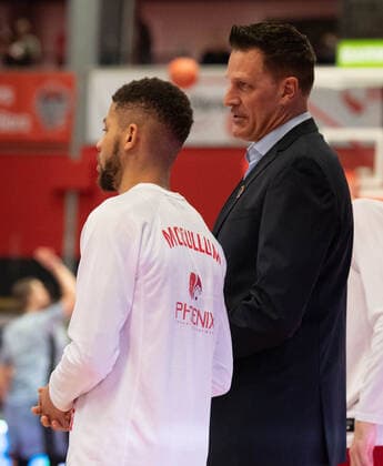 06 11 2021, xsltx, Basketball BBL Bundesliga, Giessen 46ers HAKRO Merlins Crailsheim emspor, v l basketball in mind Kendale Deshawn McCullum Point Guard Jobstairs Giessen 46ers and Coach Pete Strobl DFL DFB REGULATIONS PROHIBIT ANY USE OF PHOTOGRAPHS as IMAGE SEQUENCES and or QUASI VIDEO Giessen