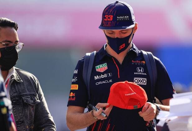 Red Bull s Dutch driver Max Verstappen gives an autograph upon arrival at the third practice for the Formula One Grand Prix of Mexico, that takes place at the Hermanos Rodriguez Autodrome, in Mexico City, Mexico, 06 November 2021. Formula One Grand Prix of Mexico !ACHTUNG: NUR REDAKTIONELLE NUTZUNG!  Copyright: xCarlosxRamírezx AMDEP1887 20211106-a42b525195b0c6c19c39b5e95089c942687bc611