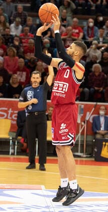 06 11 2021, xsltx, Basketball BBL Bundesliga, Giessen 46ers HAKRO Merlins Crailsheim emspor, v l Kendale Deshawn McCullum Point Guard Jobstairs Giessen 46ers during successful free throw DFL DFB REGULATIONS PROHIBIT ANY USE OF PHOTOGRAPHS as IMAGE SEQUENCES and or QUASI VIDEO Giessen