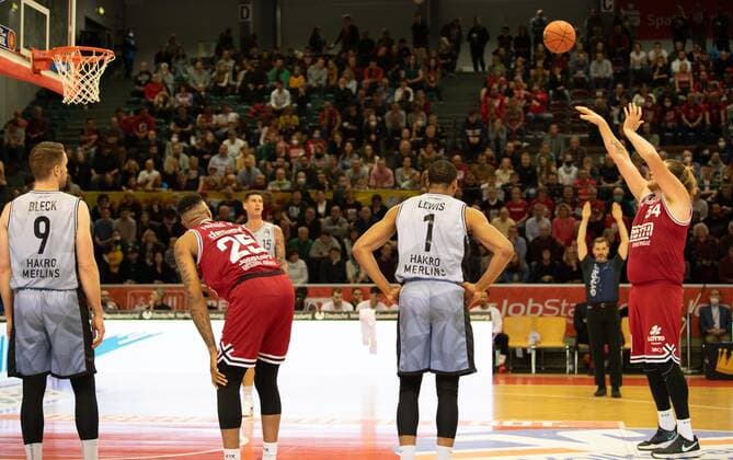 06 11 2021, xsltx, Basketball BBL Bundesliga, Giessen 46ers HAKRO Merlins Crailsheim emspor, v re John Bryant Center Jobstairs Giessen 46ers unerring at the free throw DFL DFB REGULATIONS PROHIBIT ANY USE OF PHOTOGRAPHS as IMAGE SEQUENCES and or QUASI VIDEO Giessen
