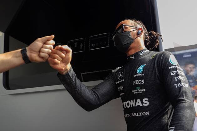 British driver Lewis Hamilton of Mercedes greets fans before the start of the third practice for the Formula One Grand Prix of Mexico, that takes place at the Hermanos Rodriguez Autodrome, in Mexico City, Mexico, 06 November 2021. Formula One Grand Prix of Mexico !ACHTUNG: NUR REDAKTIONELLE NUTZUNG!  Copyright: xCarlosxRamírezx AMDEP1904 20211106-6f383ae9ad240397b636d4c8a7ebabc15def8edf
