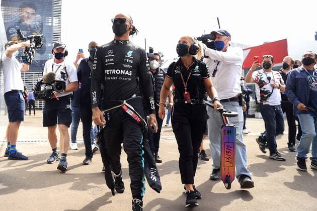 British driver Lewis Hamilton of Mercedes greets fans before the start of the third practice for the Formula One Grand Prix of Mexico, that takes place at the Hermanos Rodriguez Autodrome, in Mexico City, Mexico, 06 November 2021. Formula One Grand Prix of Mexico !ACHTUNG: NUR REDAKTIONELLE NUTZUNG!  Copyright: xCarlosxRamírezx AMDEP1911 20211106-e4bb42d58f6b2b3d8e205675688908d07b056613