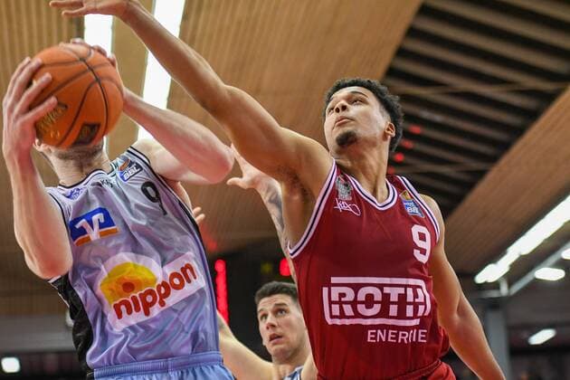 Fabian Bleck, Max Begue 7 Spieltag, Basketball Bundesliga, Basketball season 2021 2022, Germany, easyCredit BBL, Germany, Giessen 46ers, giessen red, men, Jobstairs GIESSEN 46ers HAKRO Merlins Crailsheim, men, Merlins light blue
