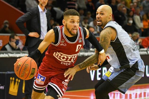Kendale McCullum, Maurice Stuckey 7 Spieltag, Basketball Bundesliga, Basketball season 2021 2022, Germany, easyCredit BBL, Germany, Giessen 46ers, giessen red, men, Jobstairs GIESSEN 46ers HAKRO Merlins Crailsheim, men, Merlins light blue