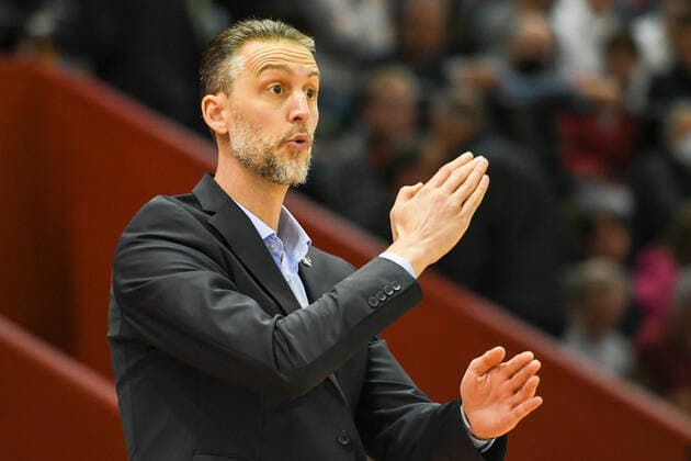 Pete Strobl, Coach Giessen 46ers 7 Spieltag, Basketball Bundesliga, Basketball season 2021 2022, Germany, easyCredit BBL, Germany, Giessen 46ers, giessen red, Men, Jobstairs GIESSEN 46ers HAKRO Merlins Crailsheim, Men, Merlins light blue