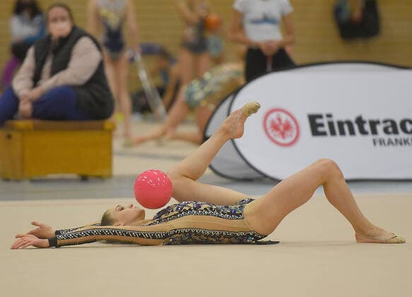 06 11 2021, xhbx, Sport Gymnastics RSG, German Gymnastics League RSG South Bundesliga emspor, v l Melanie Dargel Eintracht Frankfurt DFL DFB REGULATES PROHIBIT ANY USE OF PHOTOGRAPHS as IMAGE SEQUENCES and or QUASI VIDEO Frankfurt