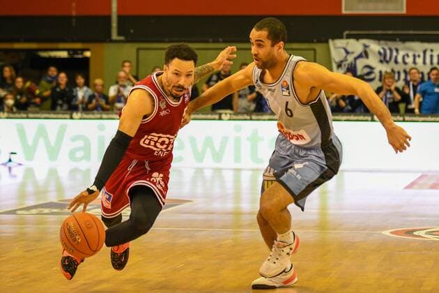 Kyan Anderson, Elias Lasisi 7 Spieltag, Basketball Bundesliga, Basketball season 2021 2022, Germany, easyCredit BBL, Germany, Giessen 46ers, giessen red, men, Jobstairs GIESSEN 46ers HAKRO Merlins Crailsheim, men, Merlins light blue