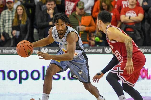Terrell Harris, Kyan Anderson 7 Spieltag, Basketball Bundesliga, Basketball season 2021 2022, Germany, easyCredit BBL, Germany, Giessen 46ers, giessen red, men, Jobstairs GIESSEN 46ers HAKRO Merlins Crailsheim, men, Merlins light blue