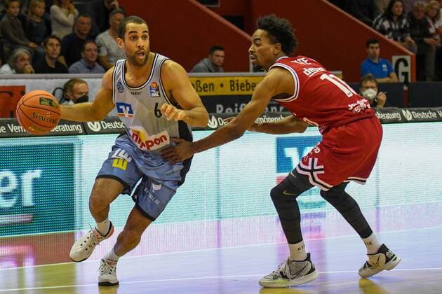 Elias Lasisi, Jalen Tate 7 Spieltag, Basketball Bundesliga, Basketball season 2021 2022, Germany, easyCredit BBL, Germany, Giessen 46ers, giessen red, men, Jobstairs GIESSEN 46ers HAKRO Merlins Crailsheim, men, Merlins light blue