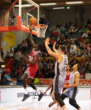 06 11 2021, xsltx, Basketball BBL Bundesliga, Giessen 46ers HAKRO Merlins Crailsheim emspor, v l Nuni Omot Small Forward Jobstairs Giessen 46ers is successful for the 46ers Bogdan Radosavljevic 25 Center HAKRO Merlins Crailsheim can no longer intervene DFL DFB REGULATIONS PROHIBIT ANY USE OF PHOTOGRAPHS as IMAGE SEQUENCES and or QUASI VIDEO Giessen