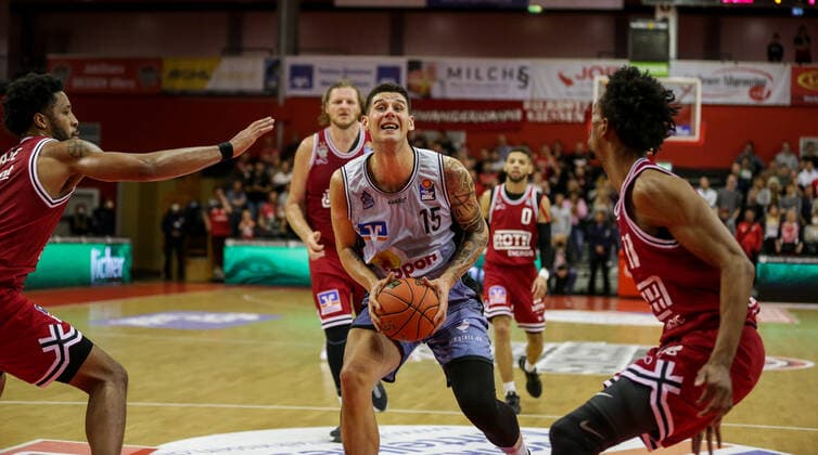 Germany, Giessen, Osthalle, 06 11 2021, easy Credit BBL, 7 Spieltag, JobStairs Giessen 46ers HAKRO Merlins Crailsheim Picture f li Bogdan Radosavljevic HAKRO Merlins Crailsheim ,Jalen Tate Giessen 46ers Copyright: HMBxMedia ThomasxJäger