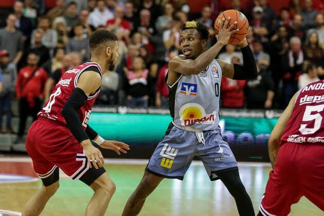 Germany, Giessen, Osthalle, 06 11 2021, easy Credit BBL, 7 Spieltag, JobStairs Giessen 46ers HAKRO Merlins Crailsheim picture v li Kendale McCullum Giessen 46ers ,T J Shorts HAKRO Merlins Crailsheim Copyright: HMBxMedia ThomasxJäger
