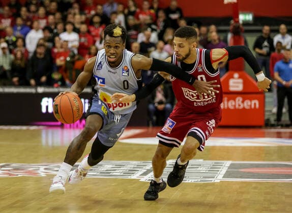 Germany, Giessen, Osthalle, 06 11 2021, easy Credit BBL, 7 Spieltag, JobStairs Giessen 46ers HAKRO Merlins Crailsheim picture v li T J Shorts HAKRO Merlins Crailsheim ,Kendale McCullum Giessen 46ers Copyright: HMBxMedia ThomasxJäger
