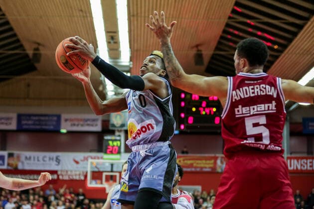 Germany, Giessen, Osthalle, 06 11 2021, easy Credit BBL, 7 Spieltag, JobStairs Giessen 46ers HAKRO Merlins Crailsheim picture v li T J Shorts HAKRO Merlins Crailsheim goes to the basket, Kyan Anderson Giessen 46ers. Copyright: HMBxMedia ThomasxJäger