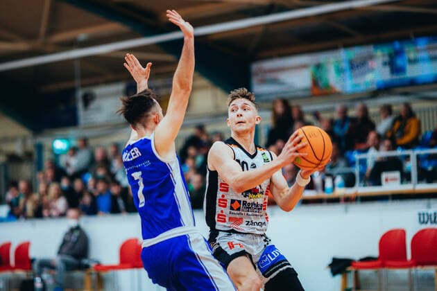 BB 2BL BSW Sixers TKS 49ers Vincent Friederici 30 BSW Sixers , Jordan Geary Müller 7 TKS 49ers during the 2021 season 22 men in the Barmer 2 Bundesliga ProB between BSW Sixers and TKS 49ers at Ballsporthalle Sandersdorf on 6 November 2021 in Sandersdorf, Saxony Anhalt, Germany