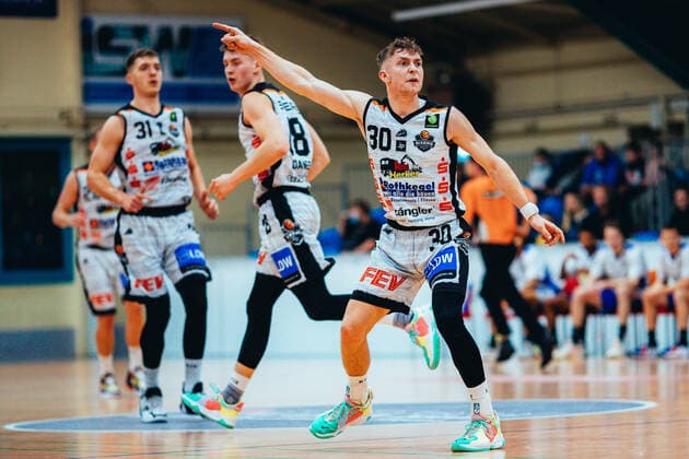 BB 2BL BSW Sixers TKS 49ers Vincent Friederici 30 BSW Sixers during the 2021 season 22 men in the Barmer 2 Bundesliga ProB between BSW Sixers and TKS 49ers at Ballsporthalle Sandersdorf on 6 November 2021 in Sandersdorf, Saxony Anhalt, Germany
