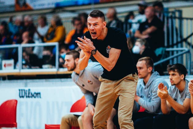 BB 2BL BSW Sixers TKS 49ers coach Christopher Schneider BSW Sixers during the 2021 season 22 men in the Barmer 2 Bundesliga ProB between BSW Sixers and TKS 49ers at the Ballsporthalle Sandersdorf on 6 November 2021 in Sandersdorf, Saxony Anhalt, Germany