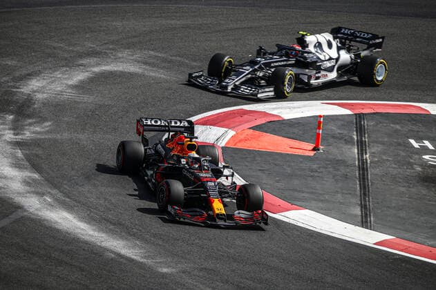 33 VERSTAPPEN Max (nld), Red Bull Racing Honda RB16B, action during the Formula 1 Gran Premio De La Ciudad De Mexico 2021, Mexico City Grand Prix, 18th round of the 2021 FIA Formula One World Championship, WM, Weltmeisterschaft from November 5 to 7, 2021 on the Autodromo Hermanos Rodriguez, in Mexico City, Mexico - F1 - MEXICO CITY GRAND PRIX 2021 DPPI Panoramic  Verstappen