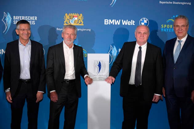 06 11 2021, Bavarian Sports Award 2021 in the BMW World Munich, red carpet before the gala, from left President Herbert Hainer FC Bayern , Paul Breitner FC Bayern , Honorary President Uli Hoeness FC Bayern , Minister of the Interior Joachim Hermann