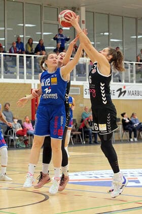 06 11 2021, xovx, Basketball Damen Bundesliga DBBL, BC pharmaserv Marburg Rheinland Lions v l Johanna Klug BC pharmaserv Marburg , Lisa Koop Rheinland Lions , Birte Thimm Rheinland Lions Marburg Georg Gaßmann Halle Hessen Deutschland DE