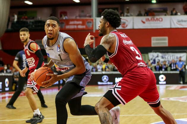 Germany, Giessen, Osthalle, 06 11 2021, easy Credit BBL, 7 Spieltag, JobStairs Giessen 46ers HAKRO Merlins Crailsheim picture v li Jaren Lewis HAKRO Merlins Crailsheim , Brayon Blake Giessen 46ers Copyright: HMBxMedia ThomasxJäger