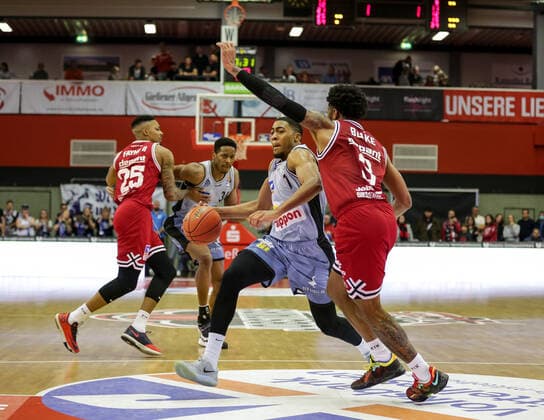 Germany, Giessen, Osthalle, 06 11 2021, easy Credit BBL, 7 Spieltag, JobStairs Giessen 46ers HAKRO Merlins Crailsheim picture v li Jaren Lewis HAKRO Merlins Crailsheim , Brayon Blake Giessen 46ers Copyright: HMBxMedia ThomasxJäger