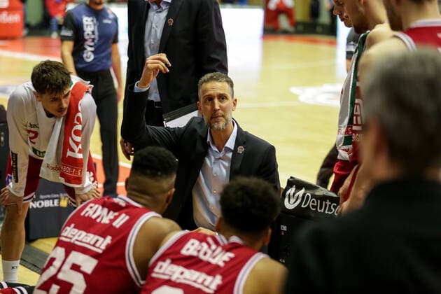 Germany, Giessen, Osthalle, 06 11 2021, easy Credit BBL, 7 Spieltag, JobStairs Giessen 46ers HAKRO Merlins Crailsheim Bild mi Head Coach Pete Strobl Giessen 46ers gives instructions to his players during time out Copyright: HMBxMedia ThomasxJäger