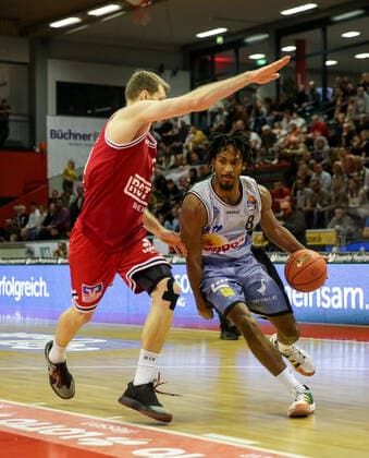 Germany, Giessen, Osthalle, 06 11 2021, easy Credit BBL, 7 Spieltag, JobStairs Giessen 46ers HAKRO Merlins Crailsheim picture v li Florian Koch Giessen 46ers , Terrell Harris HAKRO Merlins Crailsheim Copyright: HMBxMedia ThomasxJäger