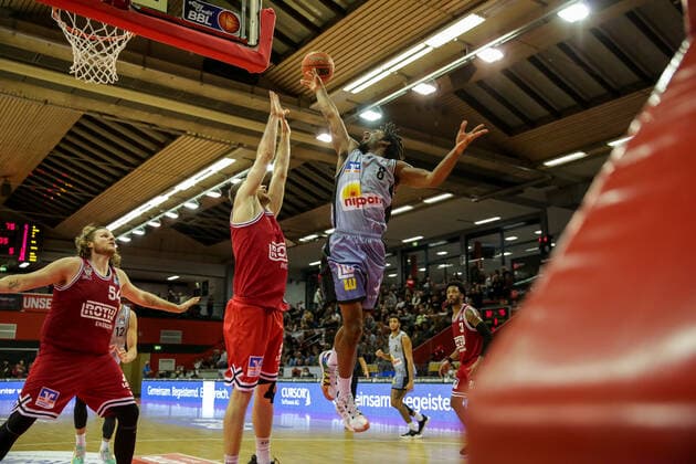 Germany, Giessen, Osthalle, 06 11 2021, easy Credit BBL, 7 Spieltag, JobStairs Giessen 46ers HAKRO Merlins Crailsheim picture v li Florian Koch Giessen 46ers , Terrell Harris HAKRO Merlins Crailsheim Copyright: HMBxMedia ThomasxJäger