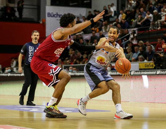Germany, Giessen, Osthalle, 06 11 2021, easy Credit BBL, 7 Spieltag, JobStairs Giessen 46ers HAKRO Merlins Crailsheim picture v li Brayon Blake Giessen 46ers , Elias Lasisi HAKRO Merlins Crailsheim Copyright: HMBxMedia ThomasxJäger
