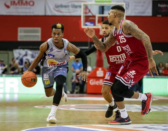 Germany, Giessen, Osthalle, 06 11 2021, easy Credit BBL, 7 Spieltag, JobStairs Giessen 46ers HAKRO Merlins Crailsheim picture v li T J Shorts HAKRO Merlins Crailsheim ,Kendale McCullum Giessen 46ers ,Phillip Fayne Giessen 46ers Copyright: HMBxMedia ThomasxJäger