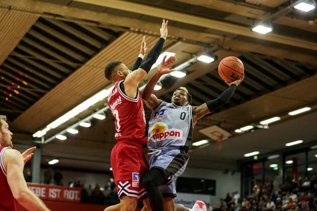 Germany, Giessen, Osthalle, 06 11 2021, easy Credit BBL, 7 Spieltag, JobStairs Giessen 46ers HAKRO Merlins Crailsheim picture v li Kendale McCullum Giessen 46ers ,T J Shorts HAKRO Merlins Crailsheim Copyright: HMBxMedia ThomasxJäger