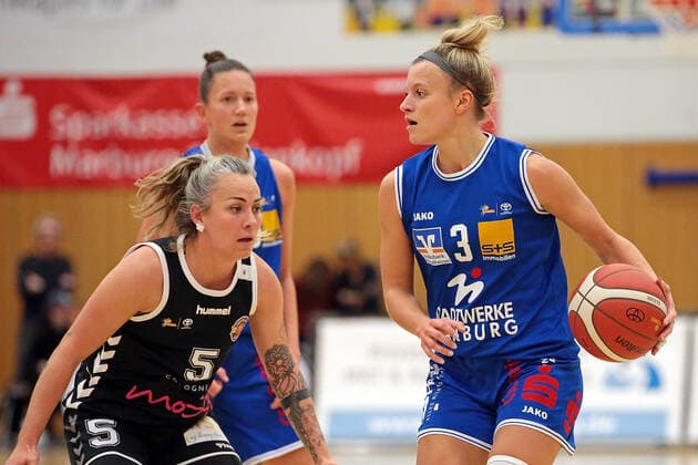 06 11 2021, xovx, Basketball Damen Bundesliga DBBL, BC pharmaserv Marburg Rheinland Lions v l Joyce Cousseins Smith Rheinland Lions , Stephanie Wagner BC pharmaserv Marburg , Alexandra Wilke BC pharmaserv Marburg Marburg Georg Gaßmann Halle Hessen Germany DE