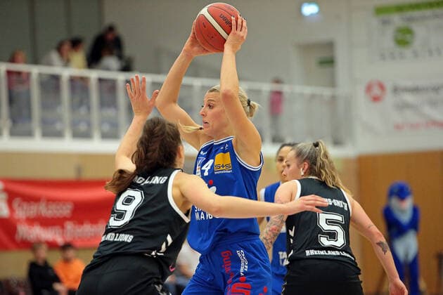 06 11 2021, xovx, Basketball Damen Bundesliga DBBL, BC pharmaserv Marburg Rheinland Lions v l Rowie Jongeling Rheinland Lions , Marie Bertholdt BC pharmaserv Marburg , Joyce Cousseins Smith Rheinland Lions Marburg Georg Gaßmann Halle Hessen Deutschland DE