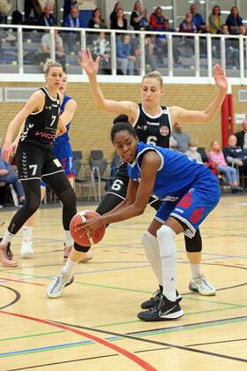 06 11 2021, xovx, Basketball Damen Bundesliga DBBL, BC pharmaserv Marburg Rheinland Lions v l Lisa Koop Rheinland Lions , Birte Thimm Rheinland Lions , Tonisha Baker BC pharmaserv Marburg Marburg Georg Gaßmann Halle Hessen Deutschland DE